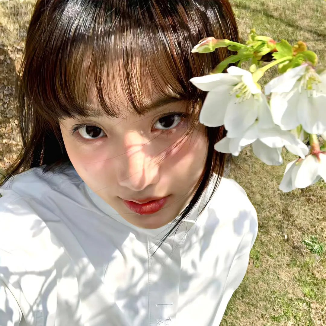 她背后的那双手